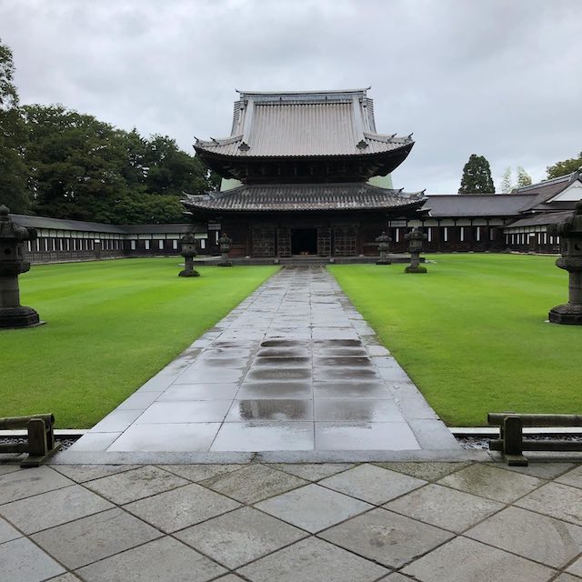雨上がりの瑞龍寺境内と青い芝生