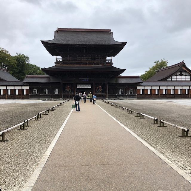 高岡市・国宝瑞龍寺の総門と参道