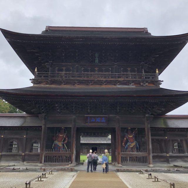 国宝 瑞龍寺山門の重厚な木造建築