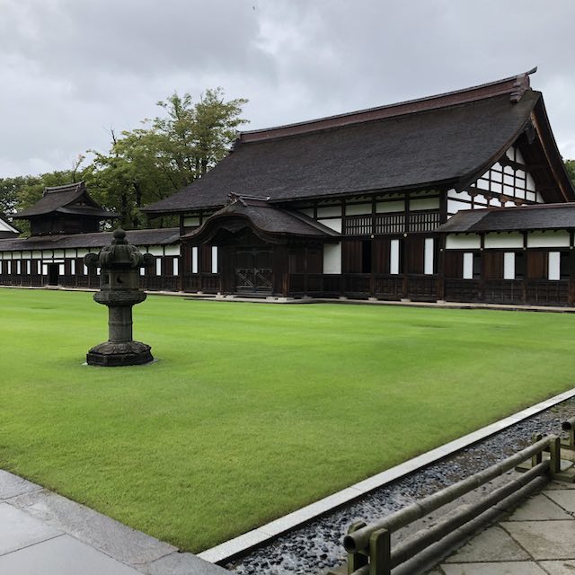 高岡・瑞龍寺の仏殿と広い境内