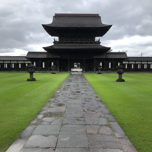 雨上がりの瑞龍寺の瓦屋根と緑の庭