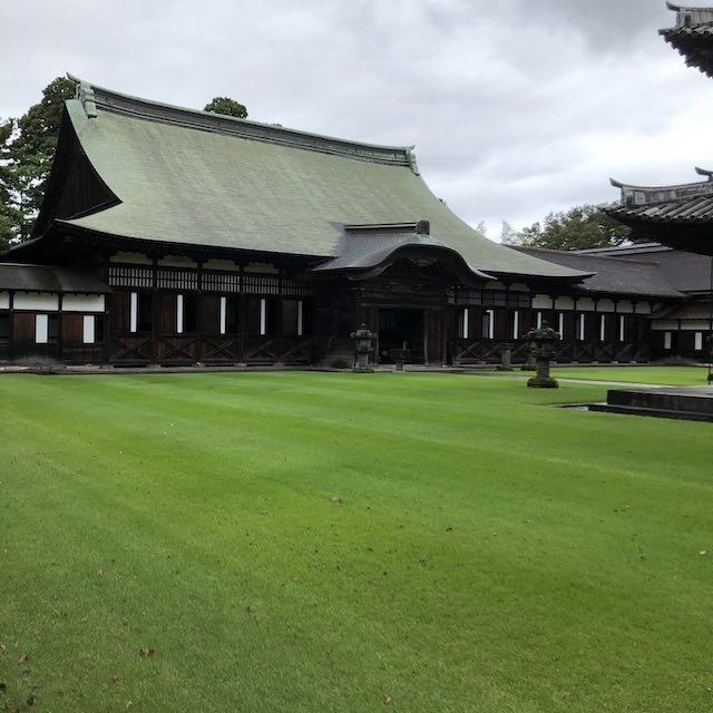 高岡・瑞龍寺の仏殿と広い境内