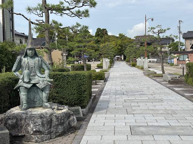 高岡市の瑞龍寺へ続く石畳の参道