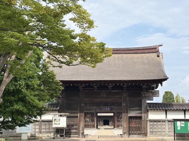開門直後の高岡山瑞龍寺の総門