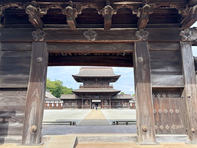 瑞龍寺の総門越しに望む国宝の山門