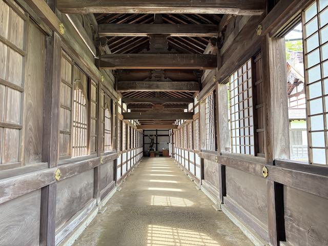 瑞龍寺の山門から左右へ伸びる木造回廊