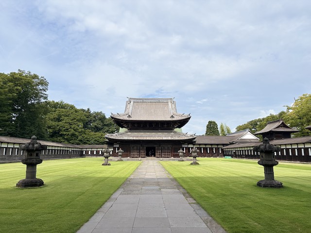 瑞龍寺の国宝仏殿と左右に広がる緑の芝生