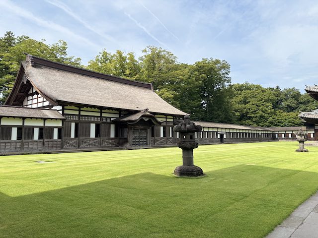 瑞龍寺の重要文化財である禅堂と芝生
