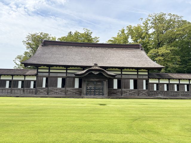 瑞龍寺の重要文化財である大庫裏と芝生