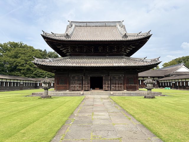 瑞龍寺の国宝仏殿を正面から望む外観