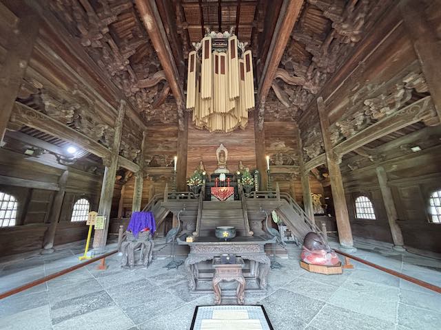 瑞龍寺国宝仏殿の内部と木造の柱や仏壇
