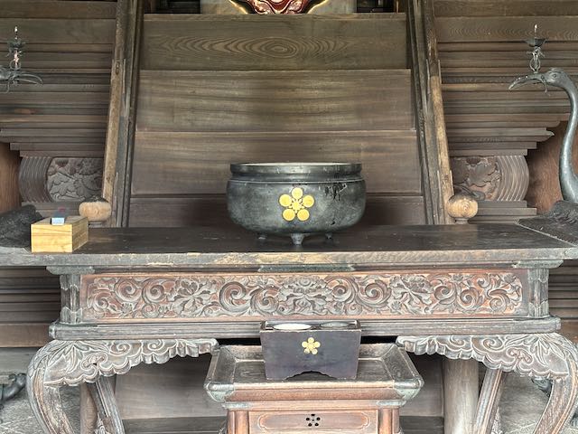 瑞龍寺仏殿の香炉にあしらわれた前田家の梅鉢紋