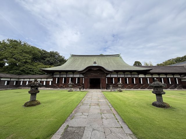 緑青色の銅板屋根を持つ瑞龍寺の国宝法堂