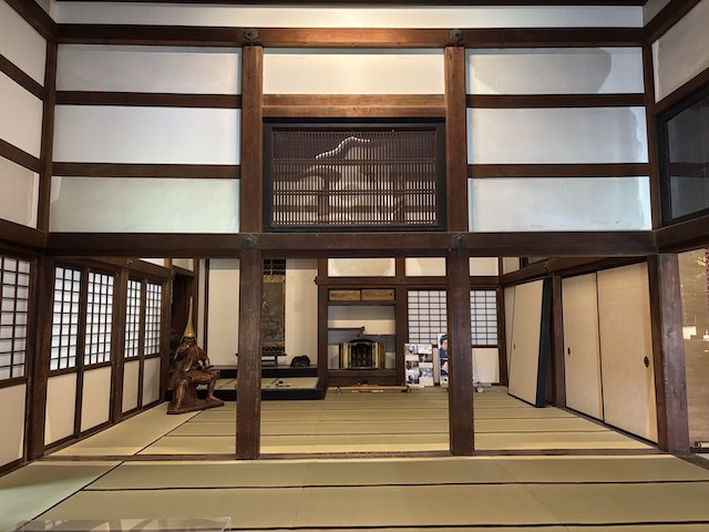 瑞龍寺法堂内部の畳敷きの部屋