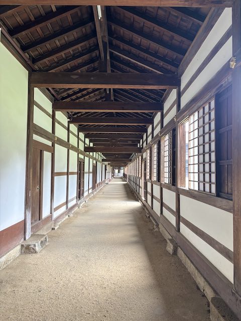 杮葺き修理が進められる瑞龍寺の長い北回廊