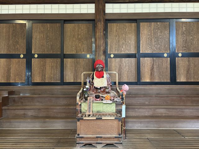 瑞龍寺の鐘楼に安置されたなでぼとけ