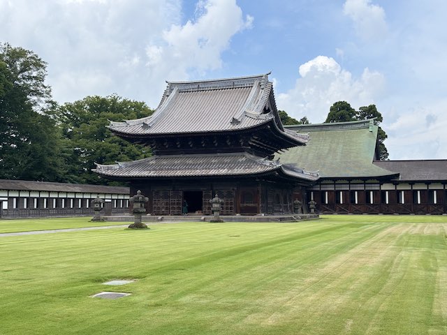 瑞龍寺の芝生越しに並ぶ国宝仏殿と法堂