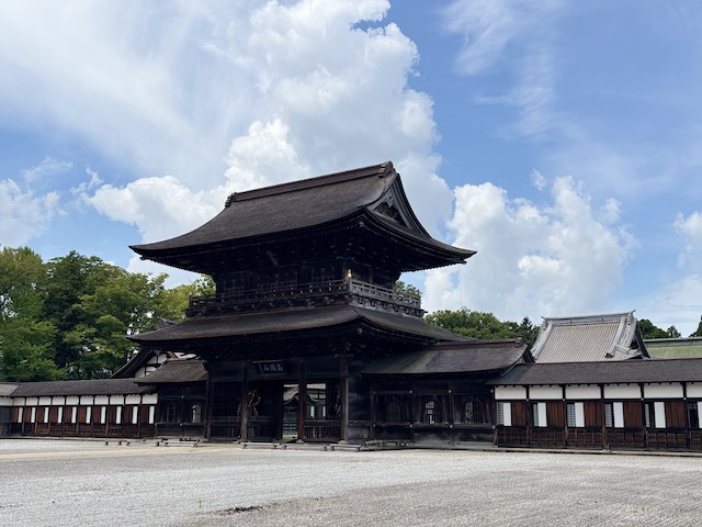 瑞龍寺境内から参拝の最後に望む国宝山門