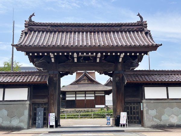 勝興寺の総門と白壁が続く境内入口