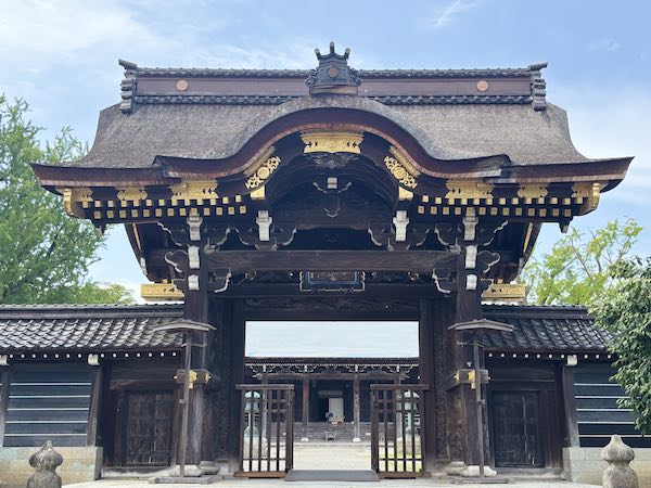 金色の装飾が施された勝興寺の唐門