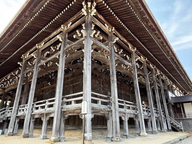 勝興寺本堂を支える太い木の柱と軒下の木組み