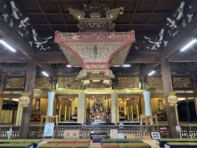 勝興寺本堂内部に吊り下げられた大きな天蓋