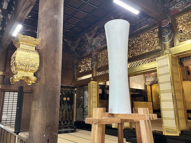 勝興寺本堂内部に立つ背の高い大きなろうそく