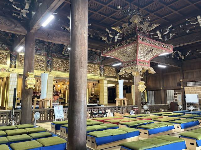 金色の装飾と天蓋が見える勝興寺本堂内部