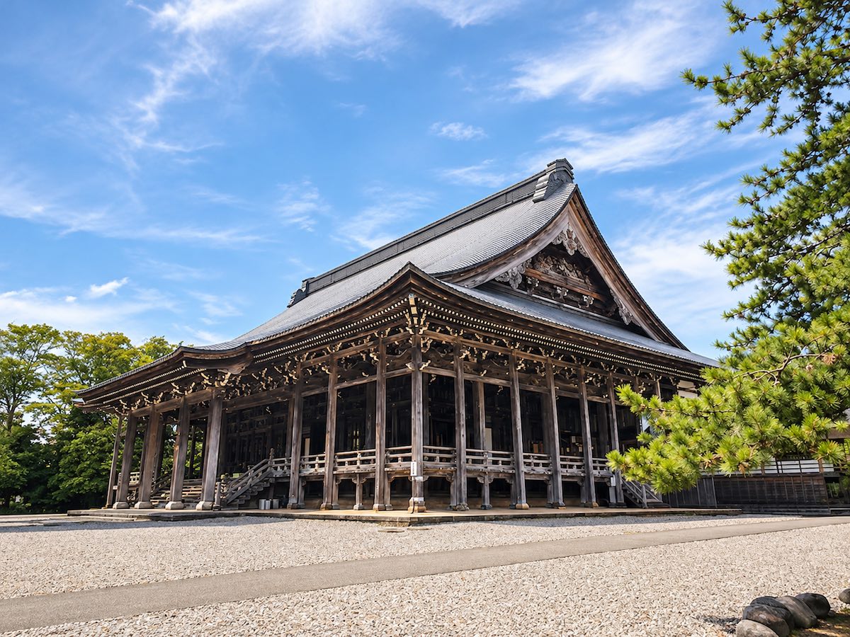 国宝に指定された富山県高岡市の勝興寺本堂