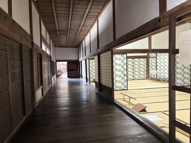 勝興寺の式台へ続く板張りの廊下と畳敷きの部屋