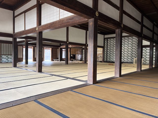 畳敷きの空間が奥まで続く国宝・勝興寺大広間