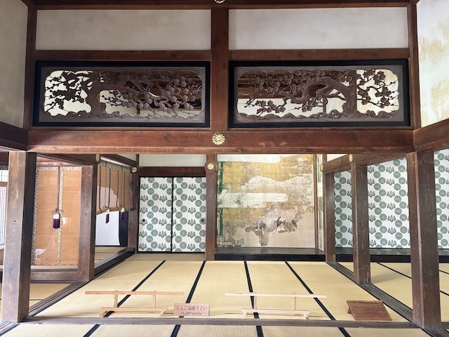 簾と一段高い対面所がある勝興寺大広間