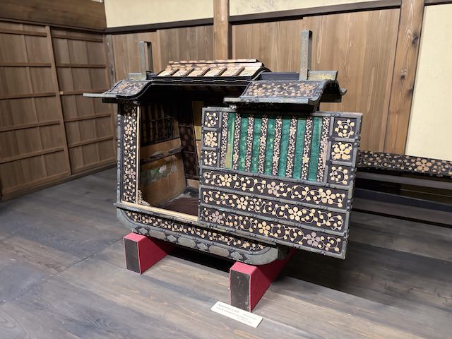 梅鉢紋が施された勝興寺展示の梅鉢紋蒔絵女乗物
