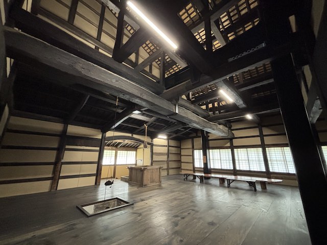 太い梁が組まれた勝興寺の台所内部