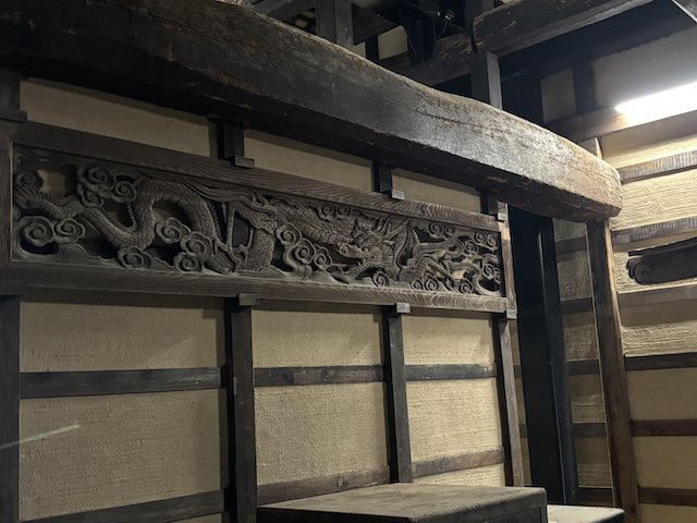 勝興寺の台所で目に留まった龍の木彫り