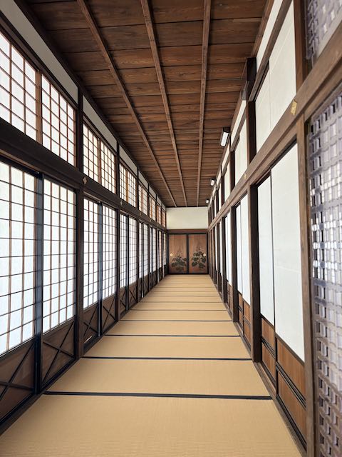 勝興寺の書院へ続く明るい畳敷きの廊下