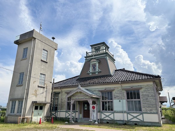 高岡市伏木気象資料館の洋館風の外観と測風塔