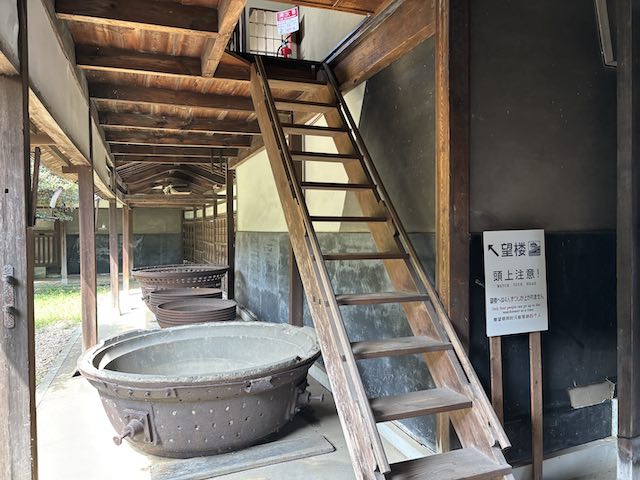 高岡鋳物のニシン釜と望楼へ続く急な階段