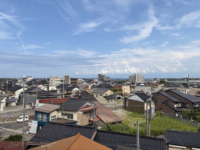 伏木北前船資料館の望楼から眺めた町並みと富山湾