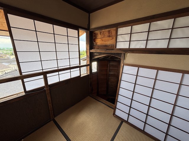 階段口のある伏木北前船資料館の小さな望楼内部