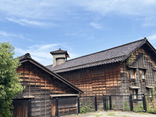 屋根上の望楼が見える高岡市伏木北前船資料館
