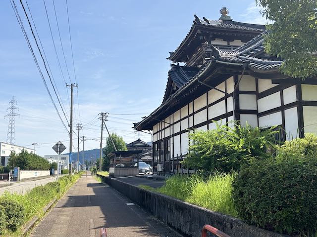 旧井波駅舎の裏手に残るホームと線路跡の名残