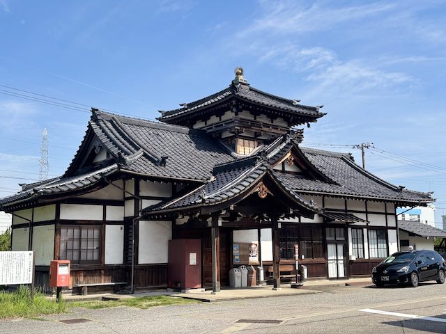 夏の青空の下に建つ旧井波駅舎