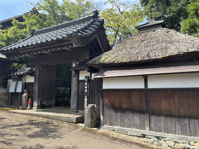 浄蓮寺の翁塚と黒髪庵がある一角