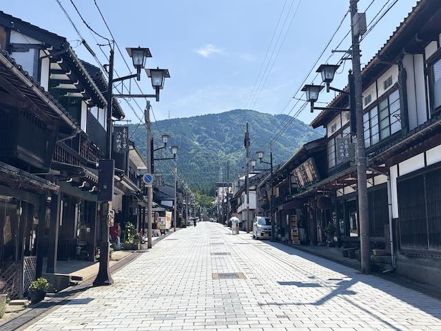 山を望む井波・八日町通りの町並み