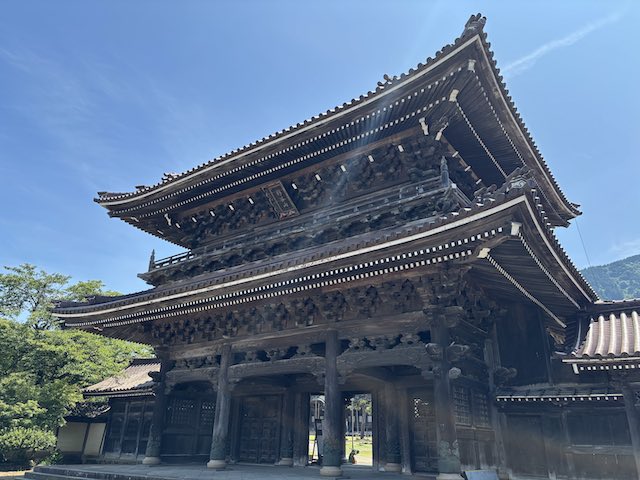 青空の下で見上げた井波別院瑞泉寺の山門
