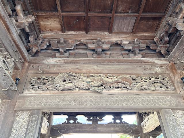 瑞泉寺山門の雲水一疋龍の木彫り
