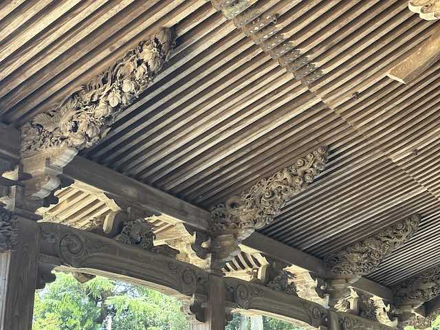 瑞泉寺太子堂の軒下に並ぶ木彫り
