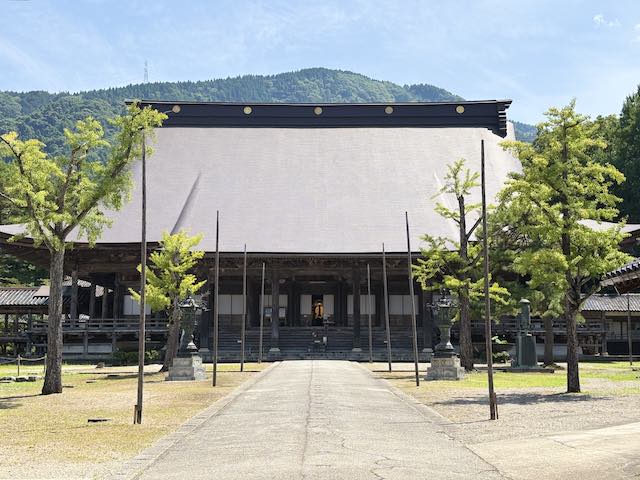 瑞泉寺の広い境内に建つ大きな本堂