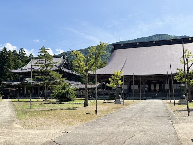 瑞泉寺の本堂と左手に建つ太子堂